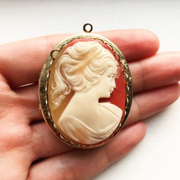 Vintage Jewelry - Vintage red & ivory cameo jewelry pendant locket